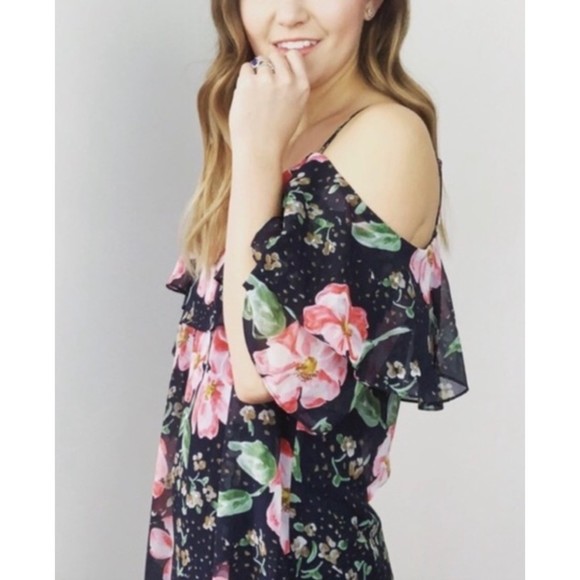 CAbi Fairytale Floral Woman’a Cold Shoulder Classic Blouse Size Medium - Picture 1 of 7